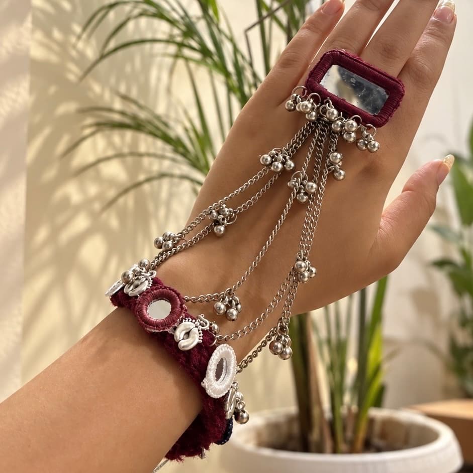 Maroon hath phool